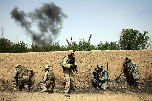 Soldados americanos durante patrulha na Provncia de Diyala, no Iraque; documentos revelam que EUA ignoraram tortura e mais de 100 mil morreram