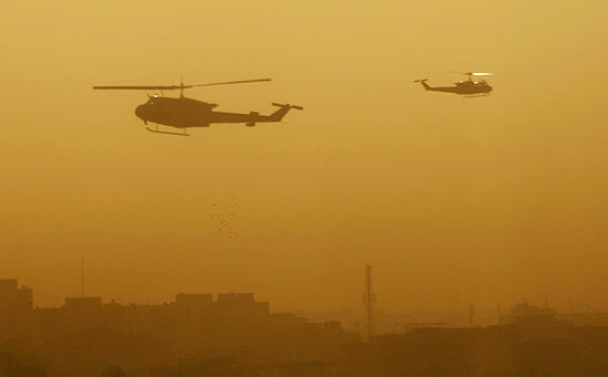 Helicpteros militares sobrevoam zona verde, em Bagd; 109 mil morreram no conflito, entre eles 66 mil civis