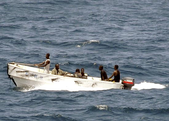 Piratas somalis navegam pela costa do pas; foto foi feita por um navio da Marinha norte-americana