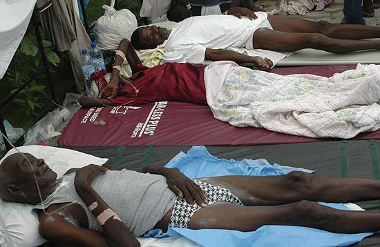 Haitianos contaminados por clera aguardam tratamento mdico em cho de hospital