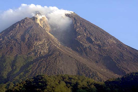 O vulcão Monte Merapi, na ilha indonésia de Java, antes de entrar em erupção, expele fumaça no fim de semana