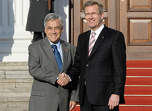 O presidente do Chile, Sebastin Piera ( esq.), cumprimenta seu colega alemo, Christian Wulff, neste sbado em Berlim