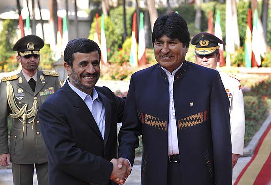 O presidente do Ir, Mahmoud Ahmadinejad, recebe o seu colega boliviano, Evo Morales, nesta tera em Teer