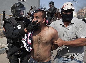 Policiais de Israel detm manfiestante rabe-israelense que protestava contra judeus ultranacionalistas em Umm Al Fahm