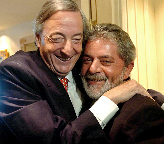 Néstor Kirchner ao lado de Lula; brasileiro lamenta morte de "aliado e amigo"