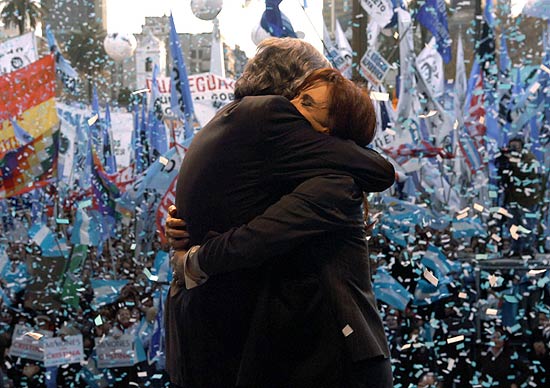 Presidente argentina, Cristina Kirchner, abraa marido no final de greve em Buenos Aires; ela esteve ao lado do marido at o fim
