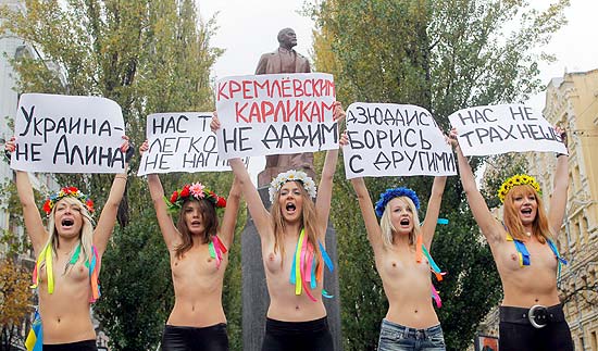 Cinco ativistas ucranianas de uma organizao feminista protestam em frente ao monumento a Vladimir Lenin