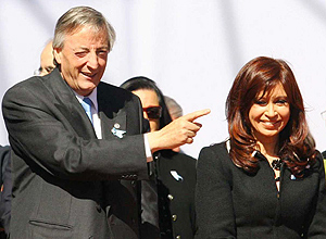 Kirchner ao lado da mulher, a presidente Cristina Kirchner; ele era considerado poltico mais poderoso da Argentina