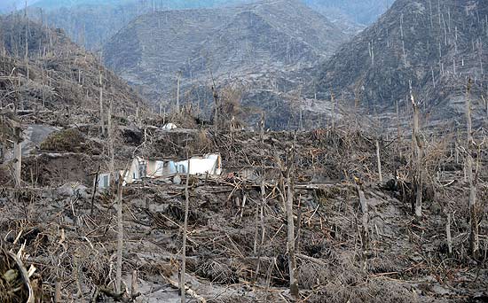 Imagens mostram danos causados pela erupo do vulco Merapi, na Indonsia; dezenas morreram