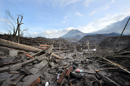 O Merapi entrou em erupção em Java no mesmo dia em que a Indonésia foi atingida por um tsunami nas em Mentawai
