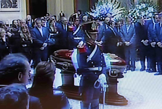 Corpo do ex-presidente Nstor Kirchner  velado na Casa Rosada; milhares esperam para se despedir do lder