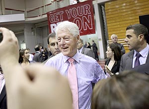 O ex-presidente americano Bill Clinton cumprimenta eleitores durante evento de campanha em Stony Brook, em Nova York