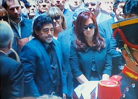 Maradona ao lado da presidente Cristina Kirchner durante velrio; ele chegou com a namorada e foi aplaudido