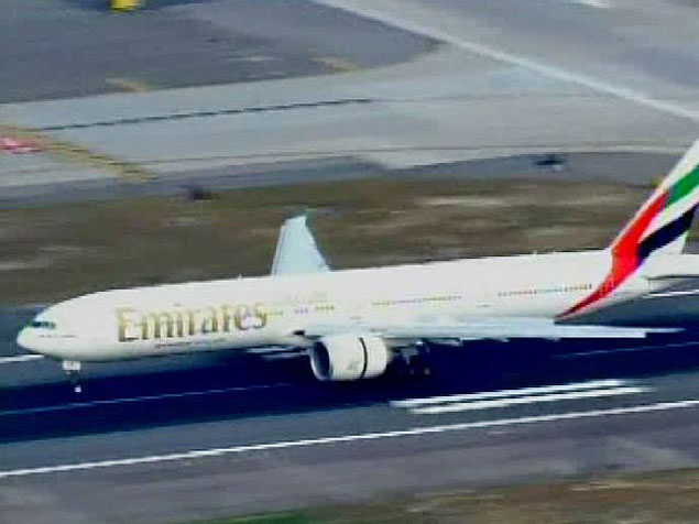 Imagem de TV mostra o avião da Emirates no aeroporto de Nova York, após ter sido escoltado por jatos militares
