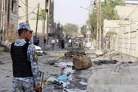 Oficial das foras de segurana do Iraque vistoria igreja catlica em Bagd atacada ontem (31) pela Al Qaeda