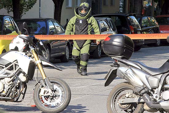 Polcia grega vistoria empresa de logstica onde um pacote-bomba destinado a embaixadas explodiu ontem