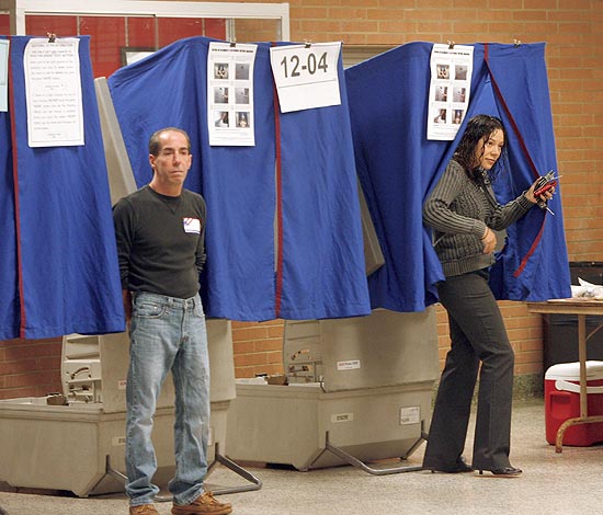 Eleitor deixa urna de votao no Estado de Delaware, um dos primeiros a darem incio s eleies