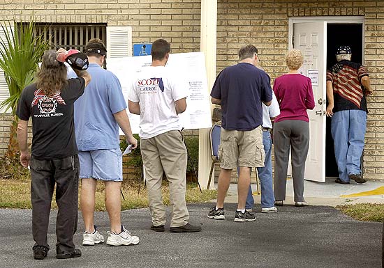Eleitores americanos formam fila para votar em Titusville (Flrida); a perspectiva  de revs para Barack Obama