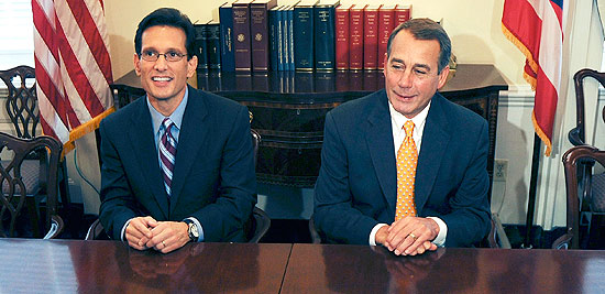 Os lderes republicanos na Cmara dos Representantes Eric Cantor ( esq.) e John Boehner falam com jornalistas