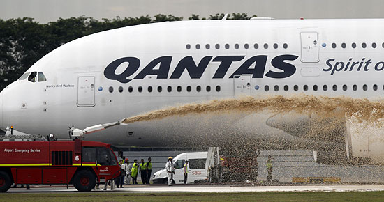 Airbus A380 da empresa australiana Qantas em Cingapura, após sofrer mais grave acidente em 3 anos de voos