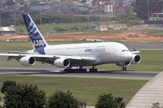Airbus A380, da empresa franco-alem, aterrissa pela primeira vez no Brasil, no aeroporto de Cumbica, em 2007