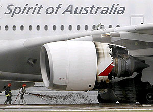 Bombeiros tentam resfriar turbina do Airbus A380 da Qanta que apresentou falha; 459 pessoas estavam a bordo do avio