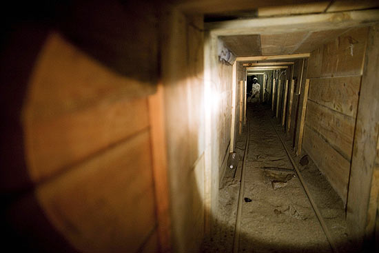 Foto divulgada por fonte anônima mostra interior do túnel que liga os EUA e o México para transporte de drogas