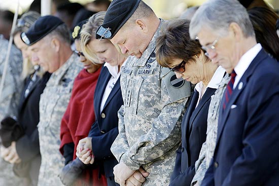 Familiares e colegas oram em memria das 13 vtimas do massacre na base militar Fort Hood, no Texas