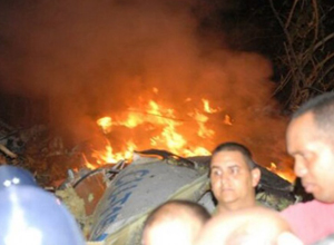 Fogo e destroços após a queda do avião da AeroCaribbean, em Santi  Spiritus