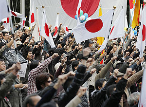 Manifestantes gritam slogans contrrios  China em protesto nas ruas de Tquio; vdeo incendiou novamente a tenso bilateral