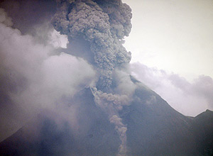 Empresas aéreas se viram forçadas a cancelar dezenas de voos na  Indonésia por causa das cinzas lançadas pelo vulcão