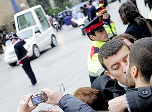 Casal gay participa de "beijaço" de protesto contra visita do papa à Espanha; papa defendeu casamento entre homem e mulher