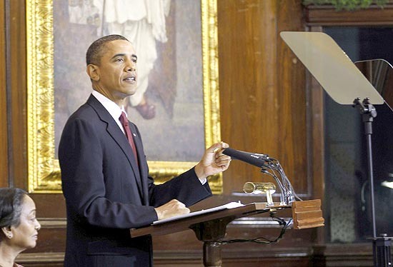 Presidente Barack Obama faz discurso no Parlamento indiano e declara apoio  cadeira permanente na ONU