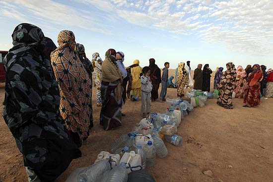 Mulheres fazem fila para coletar gua no acampamento de manifestantes pr-independncia em Saara Ocidental