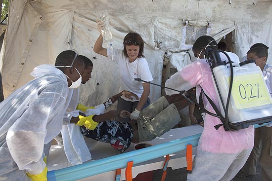 Paciente com sintomas de clera  socorrido em hospital de Porto Prncipe; epidemia j matou mais de 800 no Haiti