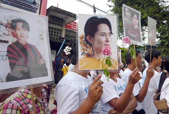 Apoiadores de Suu Kyi se renem para pedir a libertao da lder dissidente; governo no confirma