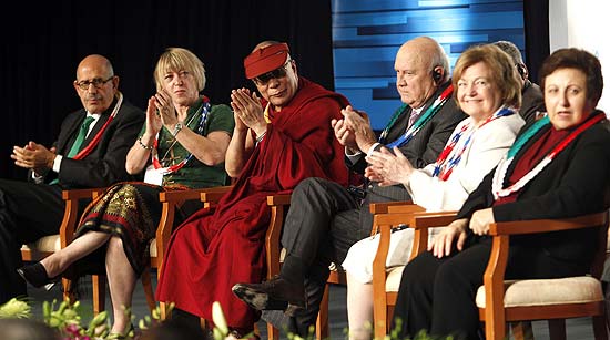Premiados com o Nobel da Paz, entre eles o Dalai Lama (vermelho), em Hiroshima contra a bomba nuclear