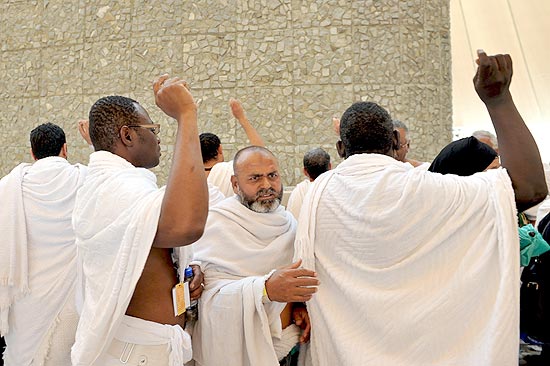 Peregrinos muulmanos lanam pedras contra coluna que representa sat; evento faz parte da peregrinao anual  Meca