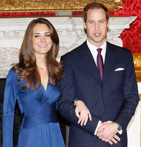 Kate Middleton posa para foto ao lado do noivo, o príncipe William, e exibe o anel que foi de Diana