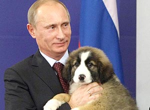 Premi russo Putin recebe um filhote de pastor blgaro, aps ter firmado um acordo diplomtico com a Bulgria, no sbado