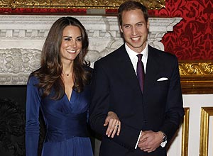 Prncipe William aparece ao lado da noiva Kate Middleton e seu anel de safira e diamantes e vestido desenhado por brasileira