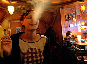 Turista fuma cigarro de maconha em café de Amsterdã, na Holanda.