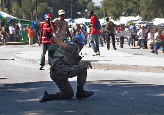 Brasileiro membro da fora de paz da ONU no Haiti cai de caminho em meio de manifestantes em Porto Prncipe