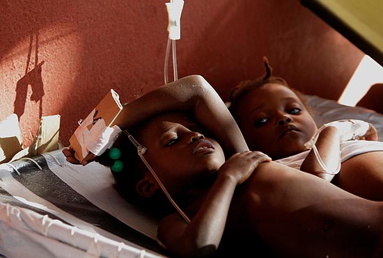 Crianas contaminadas com clera recebem tratamento em um hospital em Cap Haitian