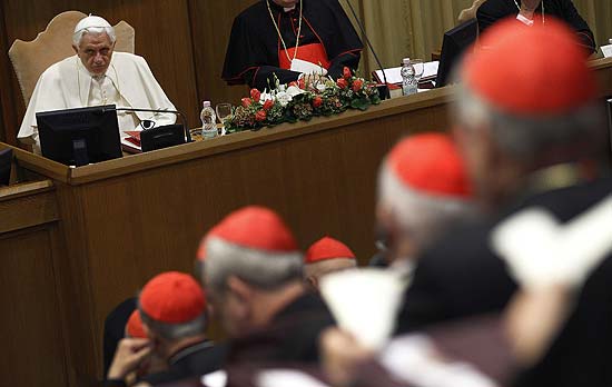 Bento 16 convocou a Roma mais de 150 cardeais de todo o mundo para discutir crise de pedofilia