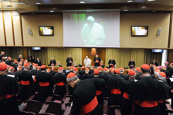 O papa Bento 16 abre a reunio de cardeais da Igreja Catlica no Vaticano