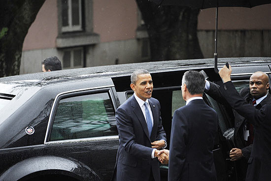 O presidente Barack Obama desce da "fera" e  cumprimentado pelo colega portugus, Anibal Antonio Cavaco Silva