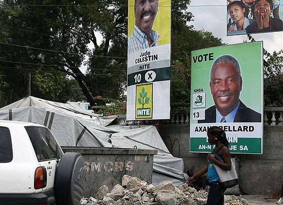 Cartazes eleitorais de candidatos  presidente nas ruas de Porto Prncie, no Haiti, que ter votao em 28/11