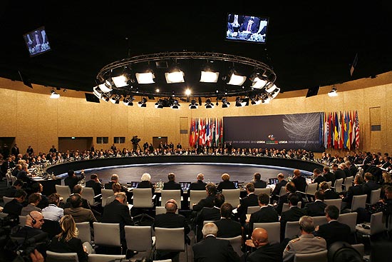 Pases-membros da Otan aprovaram oficialmente o fim da misso de combate no Afeganisto at o final de 2014