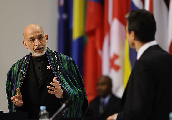 Presidente afego Hamid Karzai conversa com secretrio-geral da Otan durante reunio de cpula em Lisboa